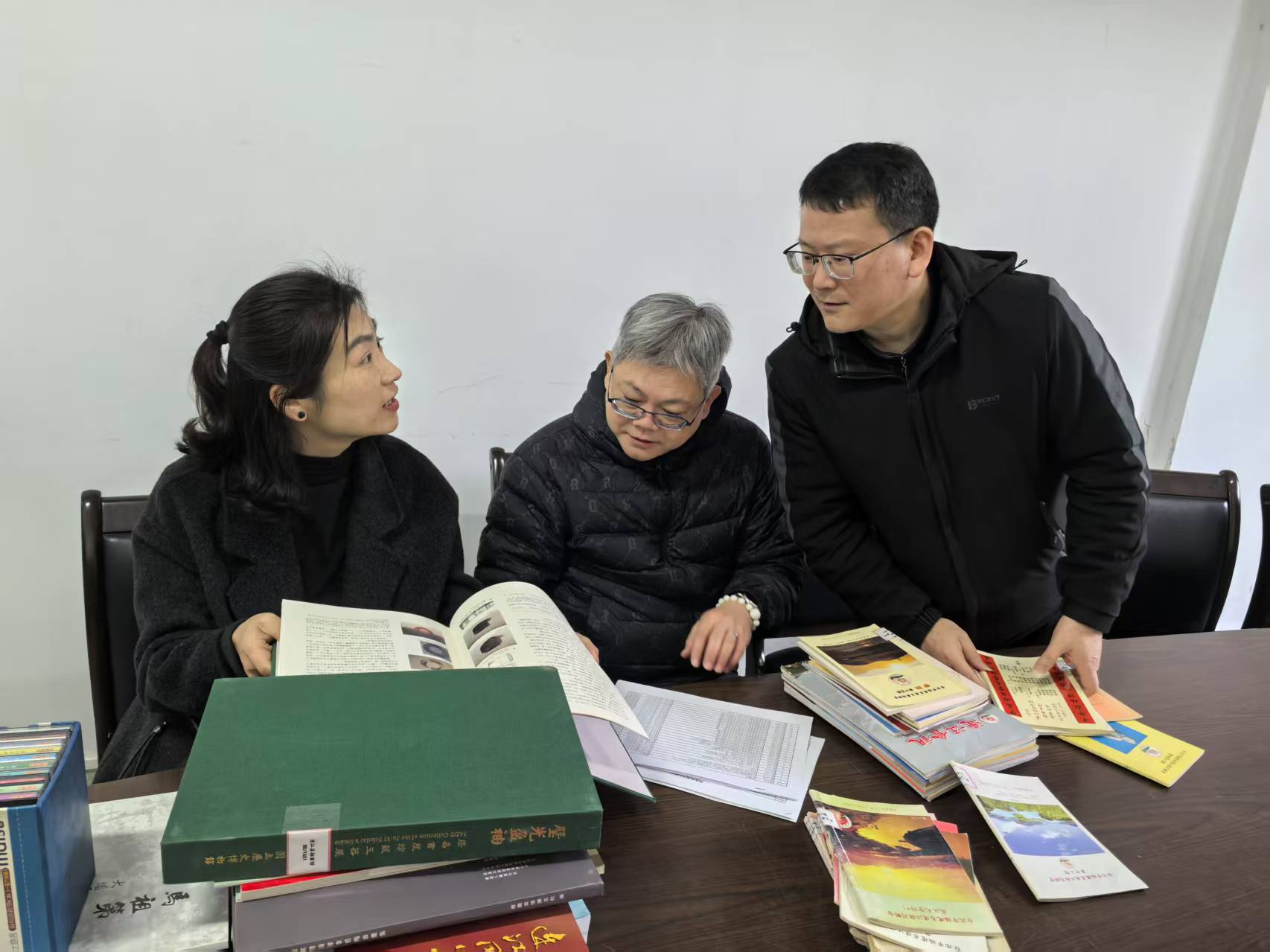 高校專家學(xué)者調(diào)研連江縣檔案館“遷臺記憶”檔案工作